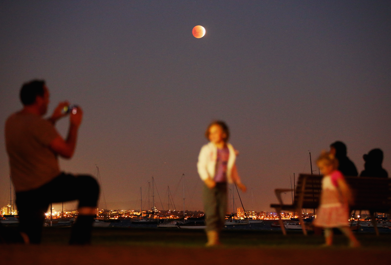 Illustration for article titled El último eclipse lunar total (la luna de sangre), en imágenes